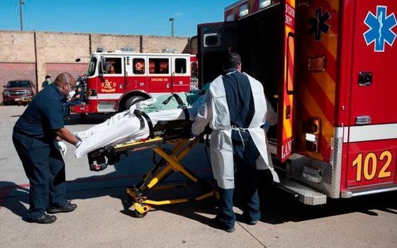 4月9日，美國維州，醫護人員將新冠肺炎患者送上救護車。（圖源：AFP）