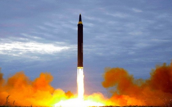 韓國聯合參謀本部14日表示，朝鮮當天早晨從江原道文川地區朝向東部海域發射疑似近程巡航導彈的幾枚飛行器。（圖源：朝中社/AP）