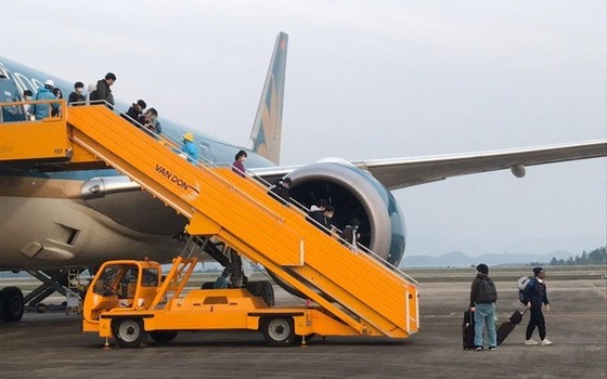4月15日上午，一架運送若干越南公民從英返越的航班降落廣寧省雲屯國際機場。（圖源：光壽）