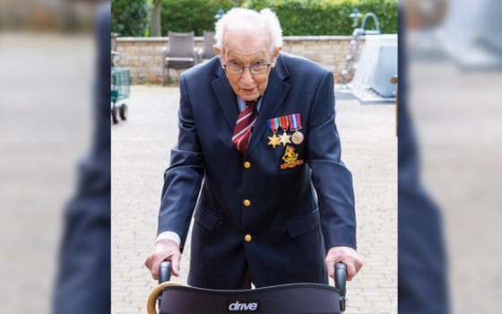 月底便滿一百歲的退役老兵摩爾打算繞花園走一百圈為醫護籌款，意外地籌得過千萬英鎊。（圖源：AP）