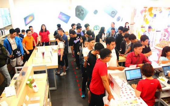 小米專賣店所推介的智能產品受到越南年輕人的歡迎。