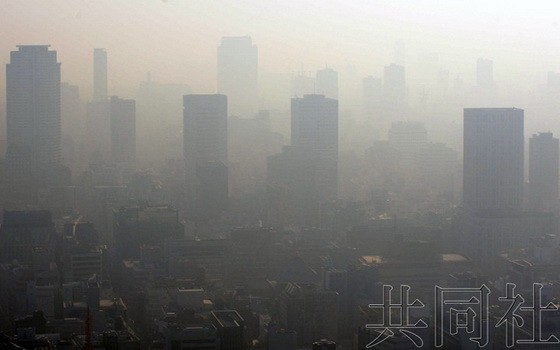 研究結果稱，如果大氣污染物之一、細顆粒物PM2.5在大氣中的濃度上升，因在家中、室外等地心臟驟停被緊急送醫的人就會增加。（圖源：共同社）