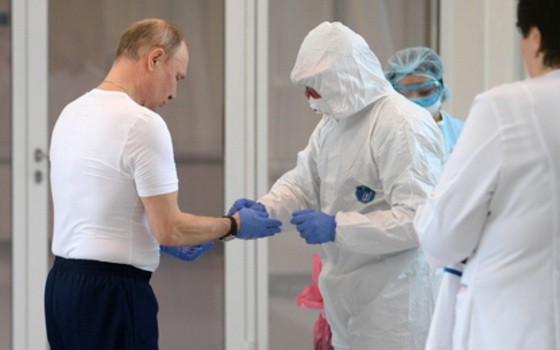俄羅斯總統普京在醫院視察。（圖源：互聯網）