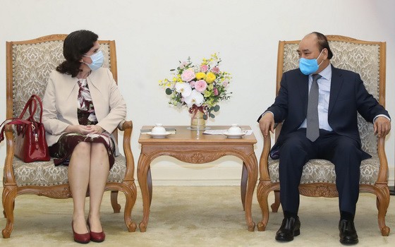 政府總理阮春福（右）接見古巴駐越南大使利亞尼斯‧托里斯‧里韋拉。（圖源：VGP）