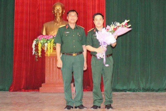 新任第一軍區副司令黃文友大校（左）。（圖源：TL）