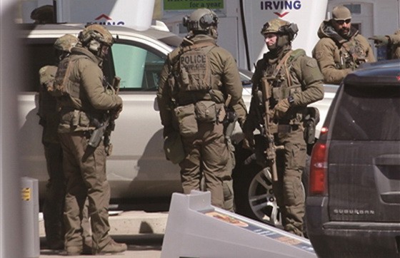 19日，在加拿大新斯科舍省，警察在一處加油站準備採取行動。（圖源：AFP）