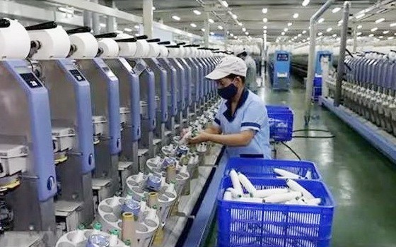 本市紗線企業在抗疫期間加強生產。（圖源：越通社）