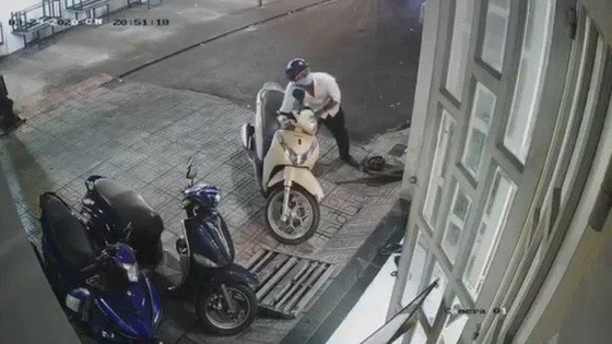 監視器記錄歹徒偷竊武成全摩托車的畫面。