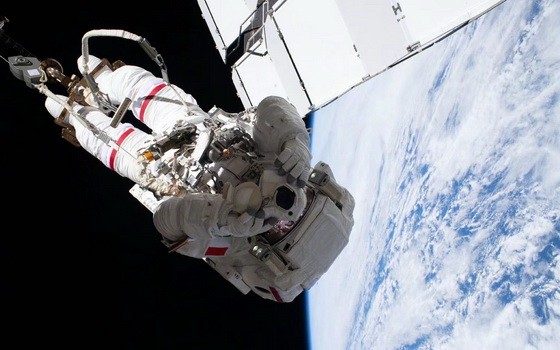圖為宇航員在太空留下“宇宙自拍照”。（圖源：Sipaphoto）