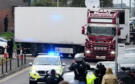 去年10月23日，英國警方在英格蘭東南部埃塞克斯郡一個工業園區內的一輛集裝箱貨車裡發現39具遺體。（圖源：《鏡報》）