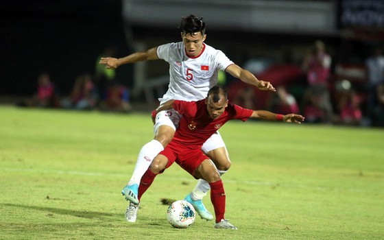 越南隊文厚（白衣）在客場以3比1取勝印尼隊的瞬間。（圖源：互聯網）