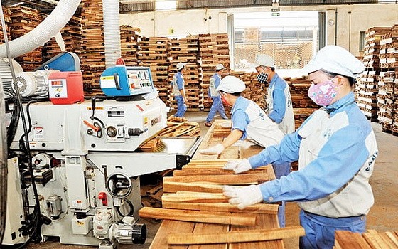 勞工生產木製品出口。