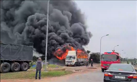 卡車失火燃燒現場。（圖源：張光南）