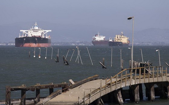數艘油輪停泊在美國舊金山灣。（圖源：互聯網）
