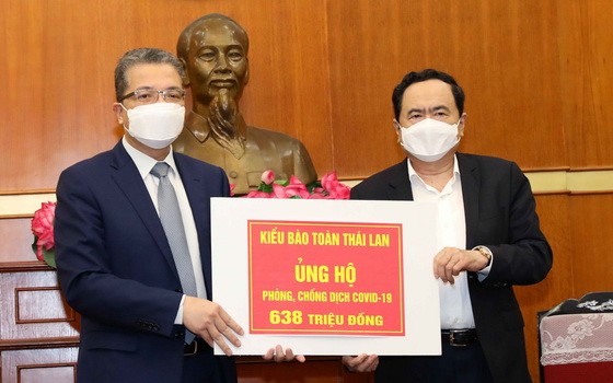 外交部副部長、旅居海外越南人國家委員會主任鄧明魁（左）向越南祖國陣線中央委員會轉贈善款。（圖源：越通社）