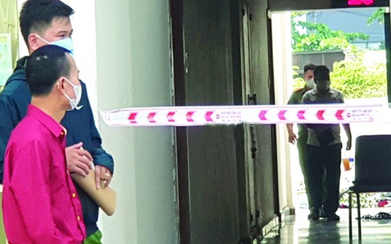 市公安廳再次對裴光信博士在新西貢公寓墜樓身亡的現場進行檢查。（圖源：TTO）