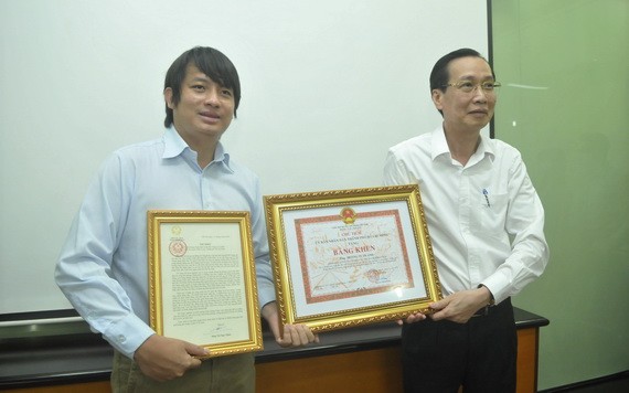 市人委會常務副主席黎清廉親自轉發表揚信和獎狀給黃俊英（左）。（圖源：高昇）