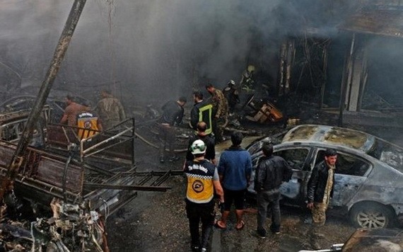 救護隊員在爆炸現場搜尋生還者。（圖源：互聯網）