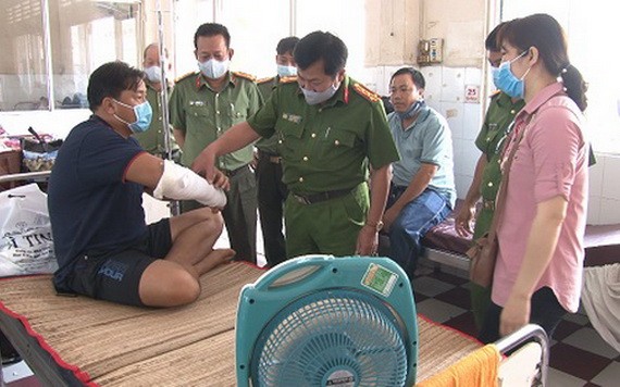 河仙市公安領導親至醫院看望慰問受傷機動警察員。（圖源：文宇）