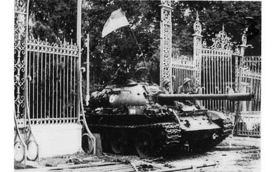 1975年4月30日中午，解放軍坦克車直接進入總統府。
