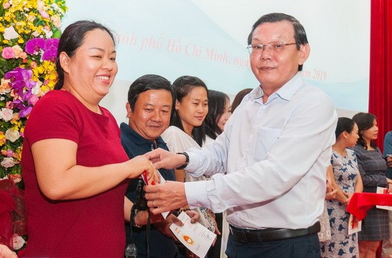 《西貢解放報》總編輯阮晉豐向筆者頒發“為越南 新聞事業”紀念章。