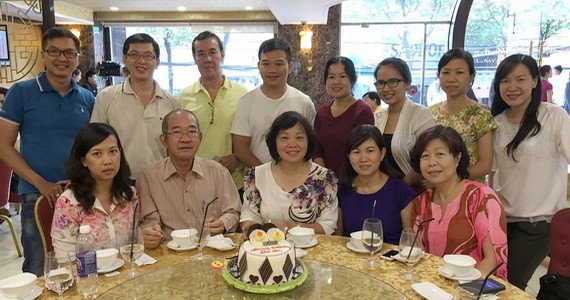 作者與同事們和已故編輯部原主任陳國華先生合照。