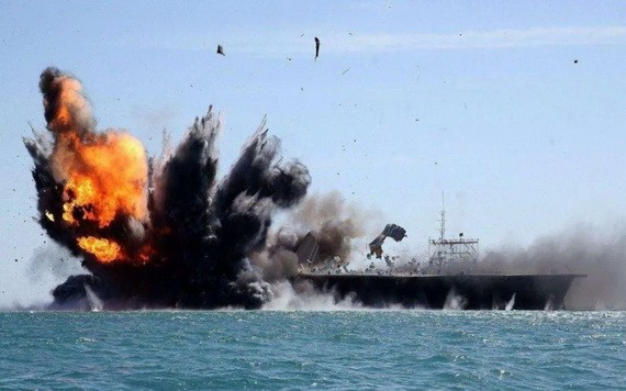 圖為此前伊朗在軍演中炸毀的「美國航母」。（圖源：互聯網）