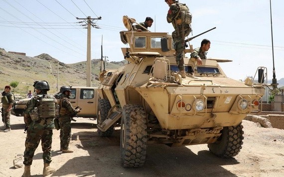阿富汗士兵在喀布爾附近發生自殺性炸彈襲擊後巡邏守候。（圖源：路透社）