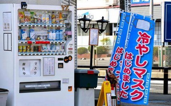 “冰鎮口罩”通過自動販賣機出售。（圖源：互聯網）