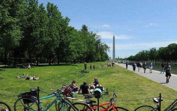 大批民眾來到美首都華盛頓的國家廣場鍛煉或休閒。（圖源：互聯網）