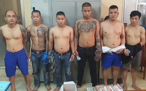 被拘留的六名涉案嫌犯。