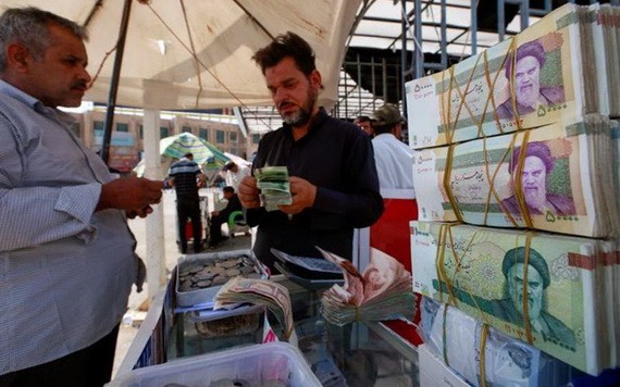 伊朗街頭兌換貨幣的攤商。（圖源：路透社）