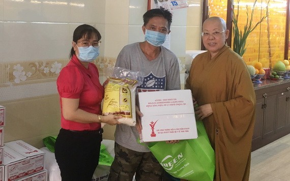 第五郡觀音精舍配合第十二坊越南祖國陣線委會昨(7)日在該精舍舉辦贈送愛心救濟品慈善活動。