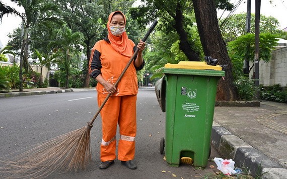 圖為疫情下印尼街頭的清潔工。（圖源：互聯網）