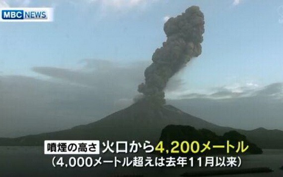 當地時間9日凌晨5時31分，位於日本鹿兒島市的櫻島火山爆發。（圖源：MBC News）