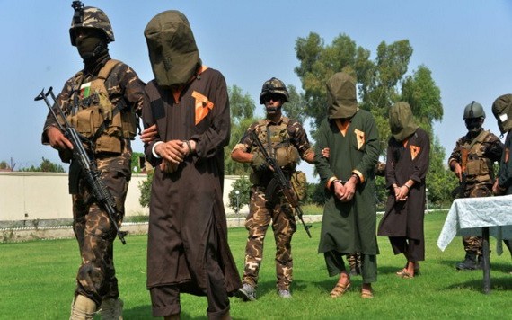 阿富汗士兵押送塔利班武裝分子。（圖源：AFP）