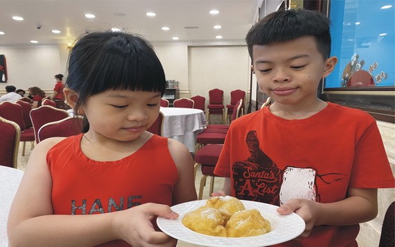 華人小朋友在愛華2大酒樓早市部品嚐蛋球沙翁。