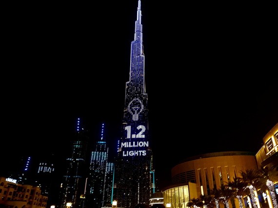 哈利法塔高828米，該項活動也將它變成世界上最高的“募捐箱”。（圖源：路透社）