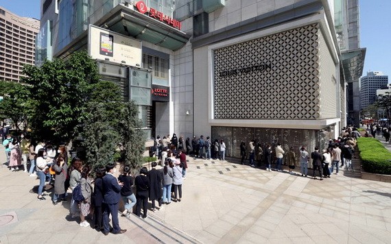 5月13日，首爾中區樂天百貨的香奈兒賣場前排隊等待開門的人群。（圖源：NEWSIS）