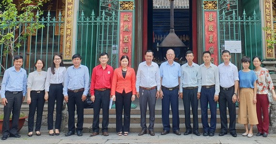 穗城會館理事長盧耀南及各理事與紅十字會工作團合影。