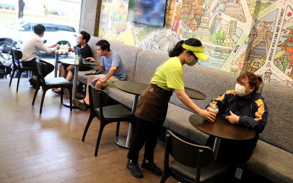 第一郡阮秉謙街某咖啡廳只接待最多20名食客，同時確保桌椅 距離安全。