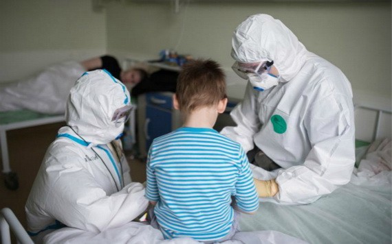 在俄莫斯科一所收治新冠兒童患者的醫院，醫護人員正照顧病者。（圖源：AFP）