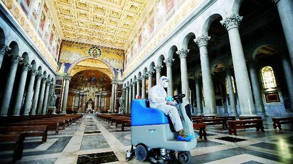 5月16日，工作人員在意大利首都羅馬郊區的聖保羅教堂進行消毒作業。（圖源：新華社）