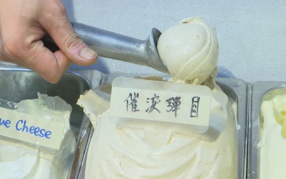 這款冰淇淋能讓人想起催淚彈的味道，而且在品嚐後會感覺很口渴。（圖源：AP）