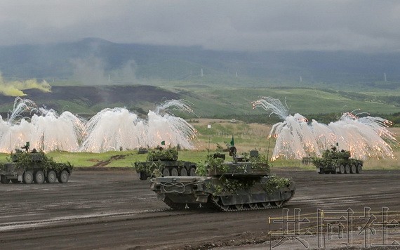 日本陸上自衛隊23日在靜岡縣東富士演習場舉行國內最大規模實彈射擊演習。（圖源：共同社）