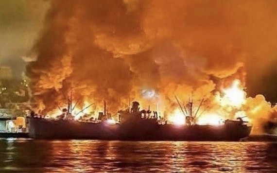 美國加利福尼亞州三藩市知名觀光景點漁人碼頭燃起熊熊大火，黑煙滾滾。（圖源：互聯網）
