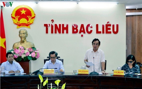 薄寮省人委會主席楊成忠（右二）在檢討會上發言。（圖源：VOV）