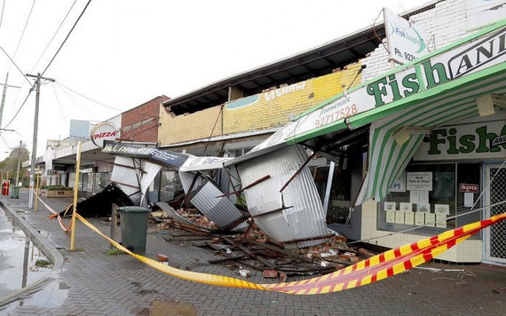 珀斯貝福德區一排商店在狂風暴雨襲擊中遭損壞。（圖源：互聯網）