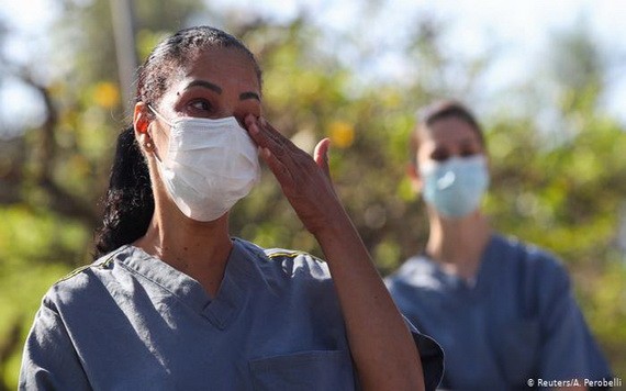 巴西有上百名醫護殉職，圖為4月23日護士在聖保羅一間醫院外悼念病亡的同事。（圖源：路透社）