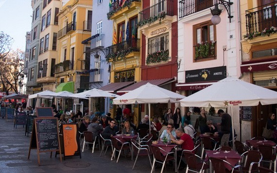 圖為西班牙南海岸的露天餐廳街。（圖源：Sputnik）